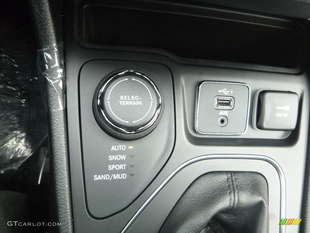 2019 Cherokee Latitude Plus 4x4 - Sting-Gray / Black photo #20