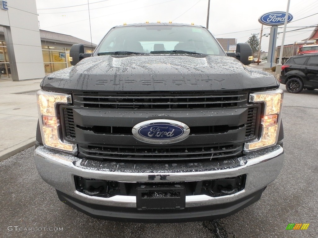 2019 F550 Super Duty XL Crew Cab 4x4 Chassis - Black / Earth Gray photo #2