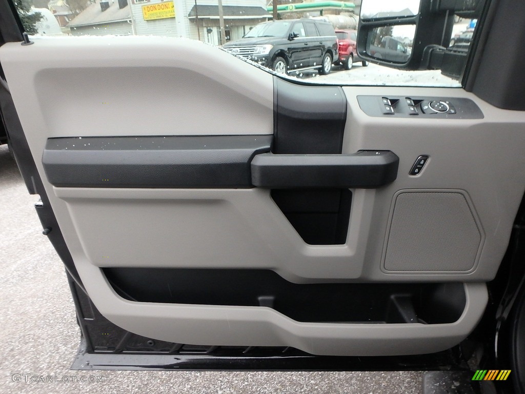 2019 F550 Super Duty XL Crew Cab 4x4 Chassis - Black / Earth Gray photo #12