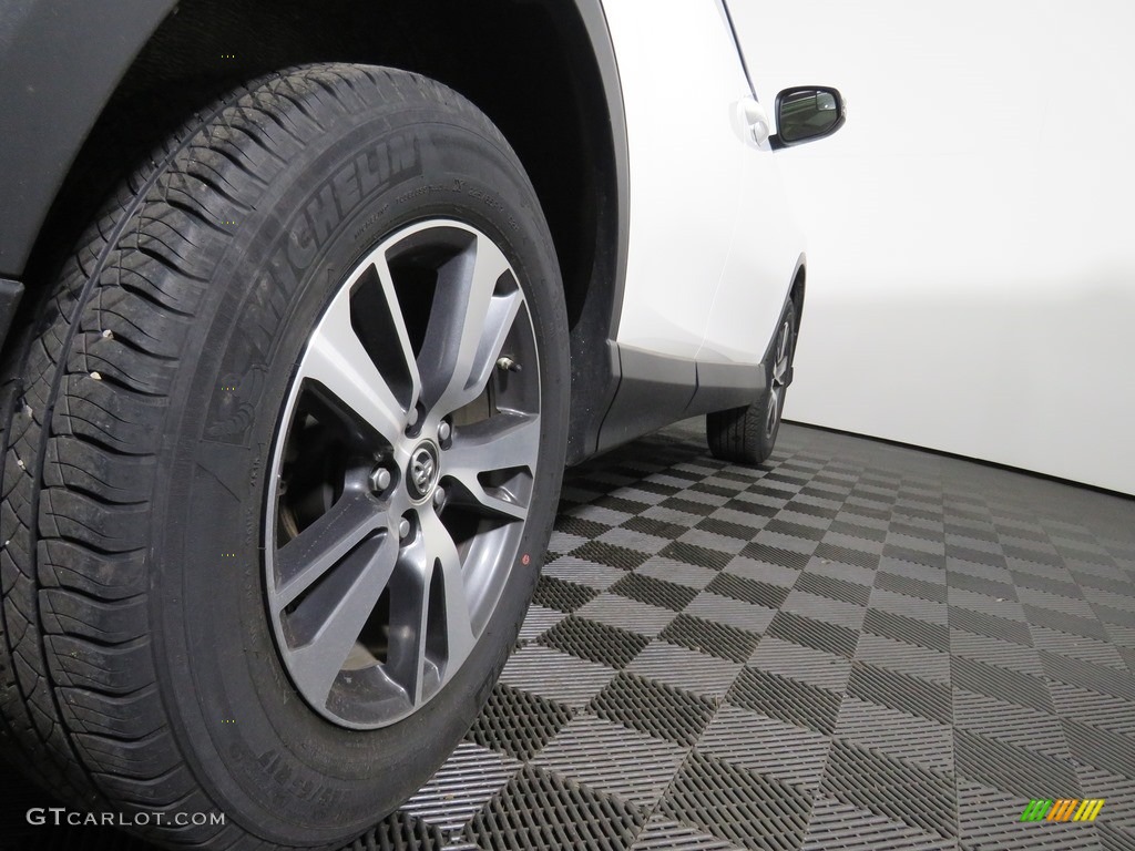 2016 RAV4 XLE - Super White / Ash photo #9