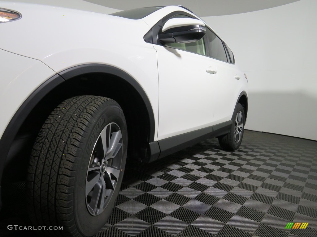 2016 RAV4 XLE - Super White / Ash photo #10