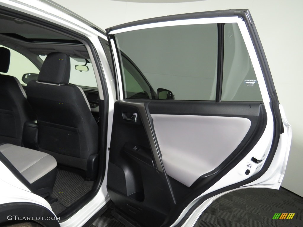 2016 RAV4 XLE - Super White / Ash photo #16