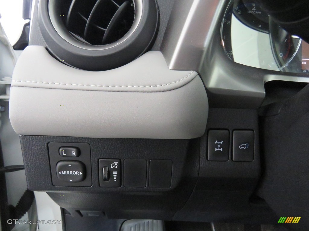 2016 RAV4 XLE - Super White / Ash photo #17