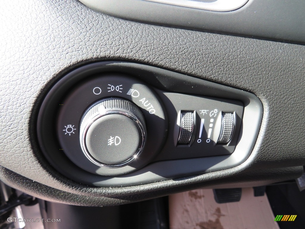 2019 Renegade Latitude 4x4 - Glacier Metallic / Black photo #33