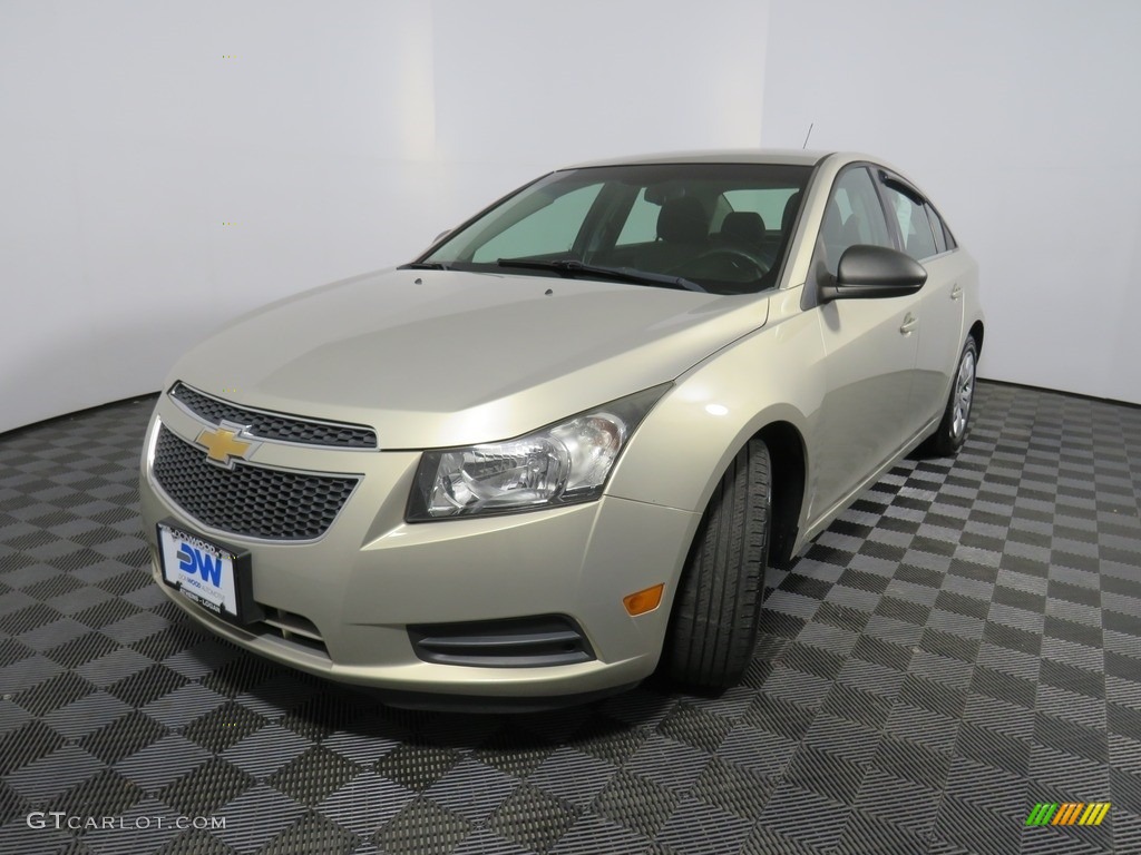 2012 Cruze LS - Gold Mist Metallic / Jet Black/Medium Titanium photo #8