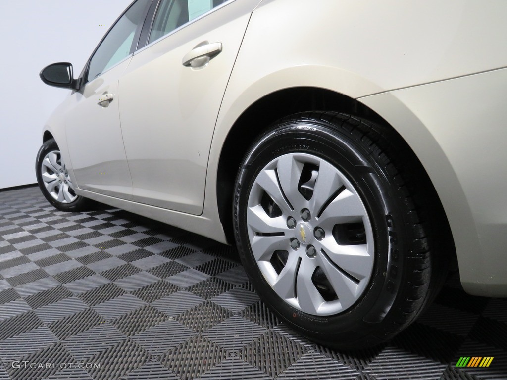 2012 Cruze LS - Gold Mist Metallic / Jet Black/Medium Titanium photo #11