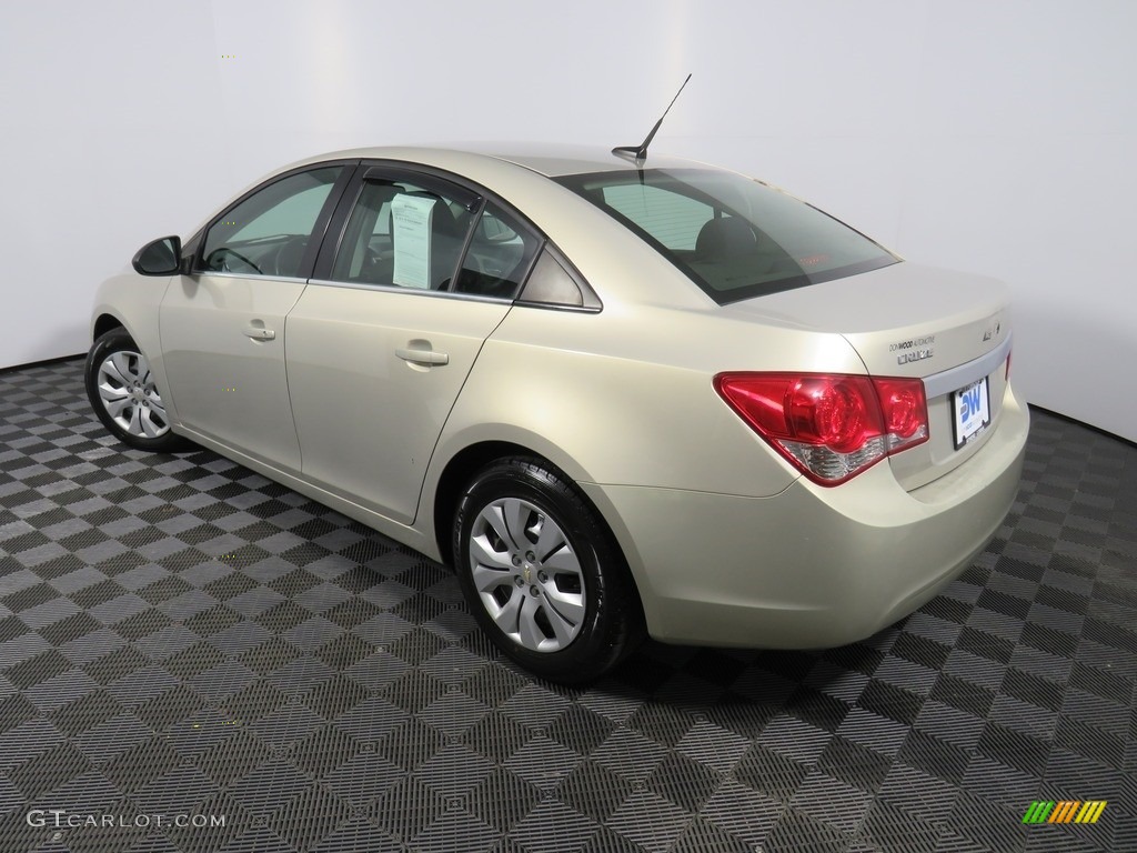 2012 Cruze LS - Gold Mist Metallic / Jet Black/Medium Titanium photo #12