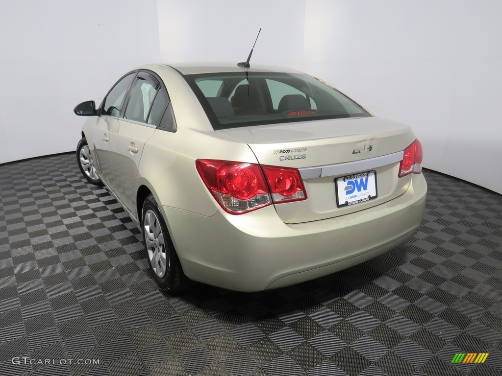 2012 Cruze LS - Gold Mist Metallic / Jet Black/Medium Titanium photo #13