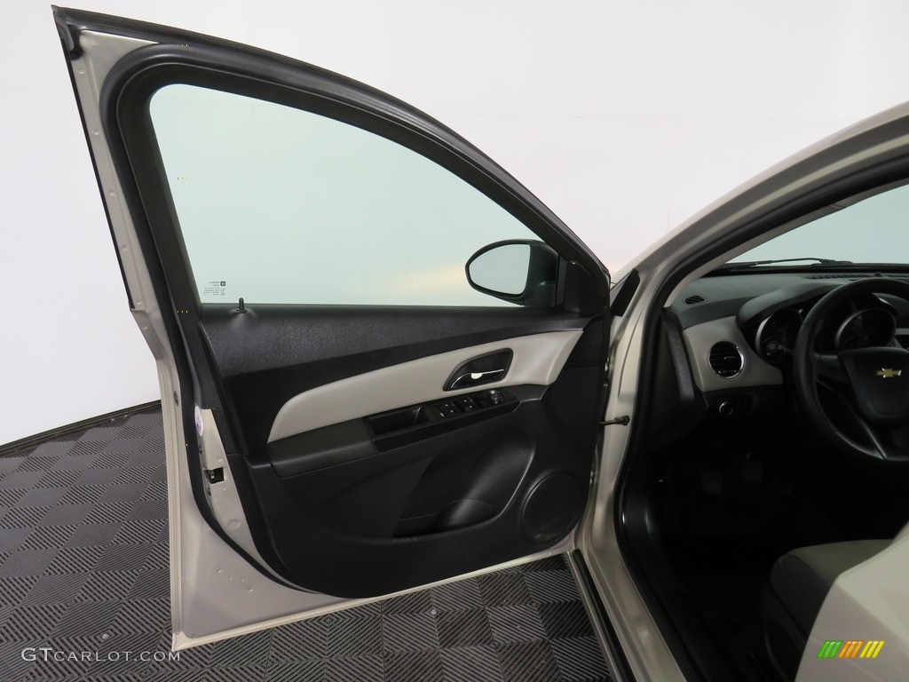2012 Cruze LS - Gold Mist Metallic / Jet Black/Medium Titanium photo #26