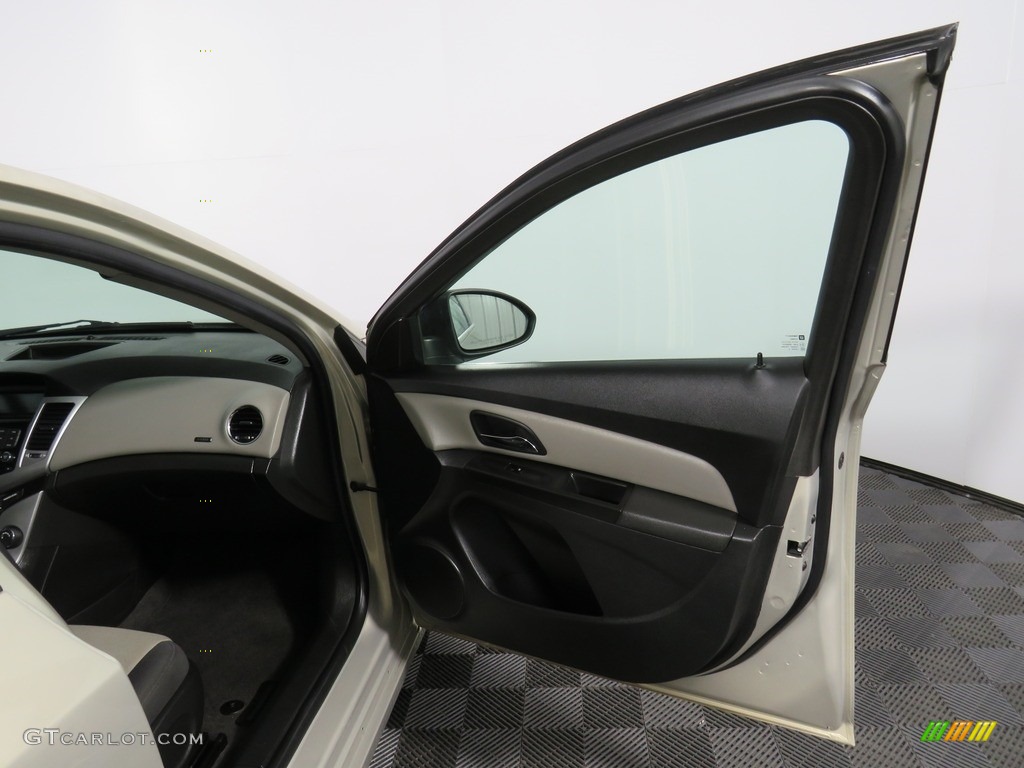 2012 Cruze LS - Gold Mist Metallic / Jet Black/Medium Titanium photo #36