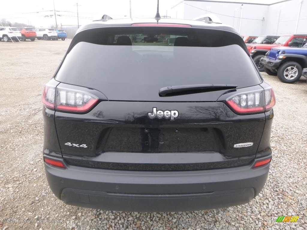 2019 Cherokee Latitude Plus 4x4 - Diamond Black Crystal Pearl / Black photo #4