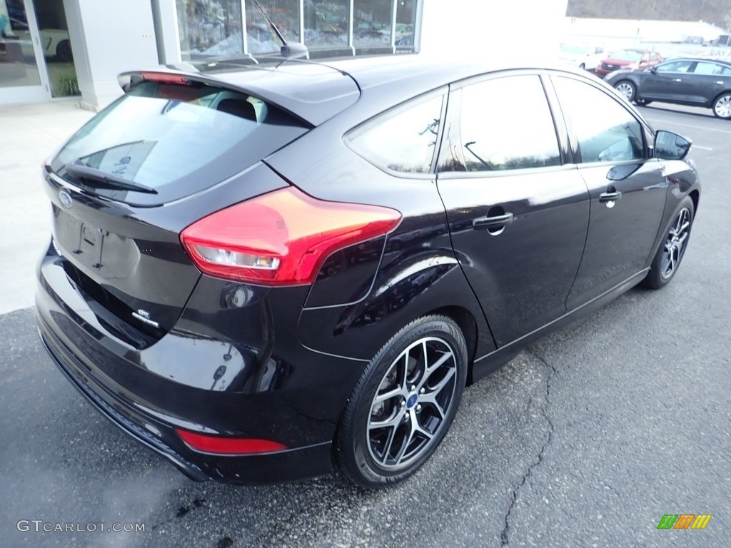 2016 Focus SE Hatch - Shadow Black / Charcoal Black photo #2