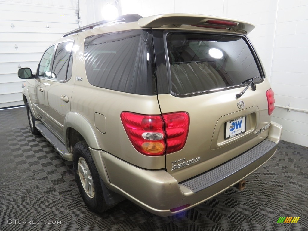 2004 Sequoia SR5 4x4 - Desert Sand Mica / Charcoal photo #8