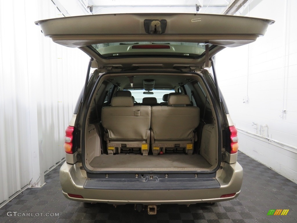 2004 Sequoia SR5 4x4 - Desert Sand Mica / Charcoal photo #10