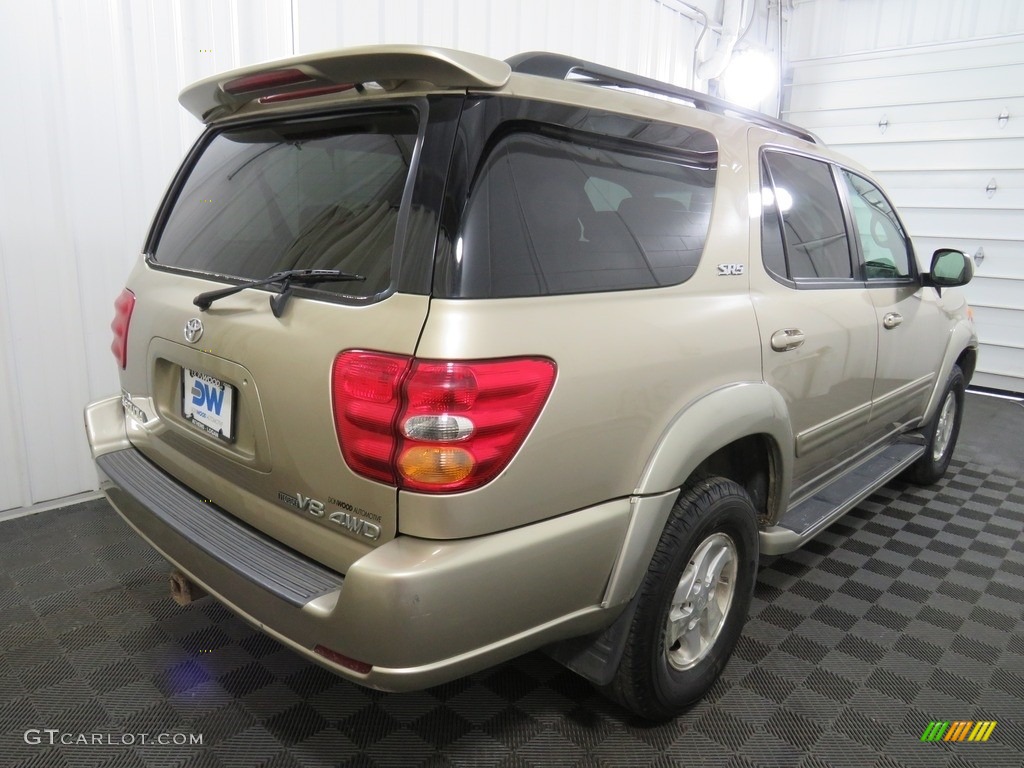 2004 Sequoia SR5 4x4 - Desert Sand Mica / Charcoal photo #13