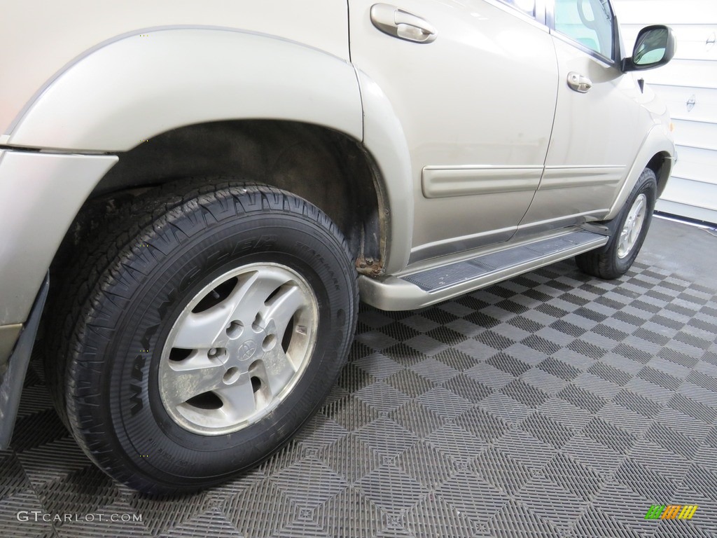2004 Sequoia SR5 4x4 - Desert Sand Mica / Charcoal photo #14