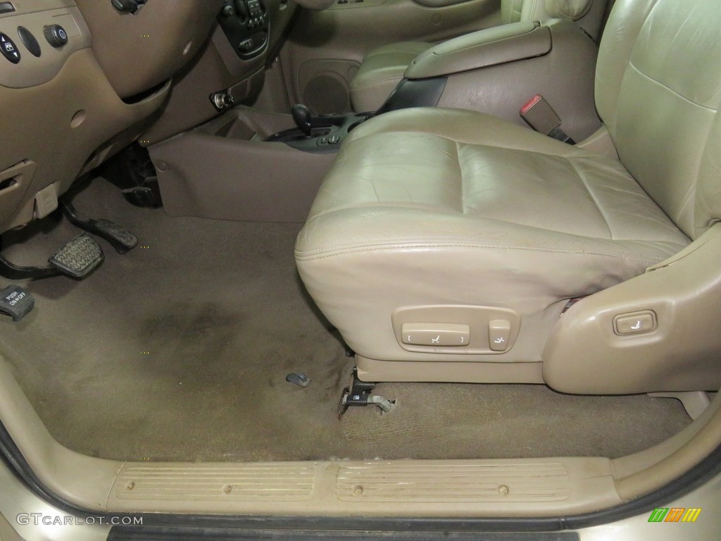 2004 Sequoia SR5 4x4 - Desert Sand Mica / Charcoal photo #24