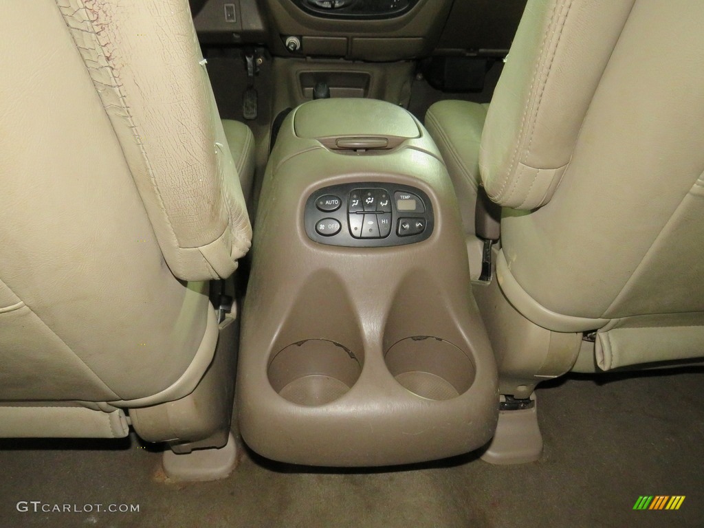 2004 Sequoia SR5 4x4 - Desert Sand Mica / Charcoal photo #31