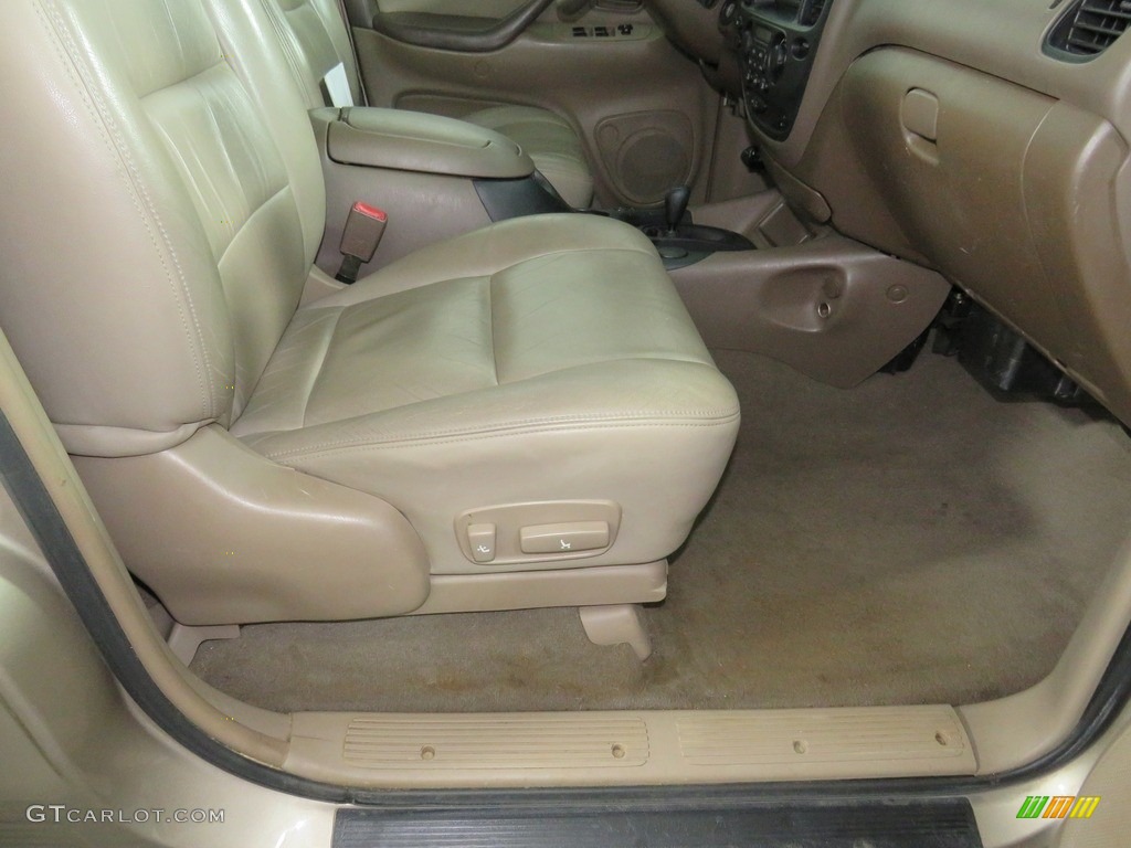 2004 Sequoia SR5 4x4 - Desert Sand Mica / Charcoal photo #36