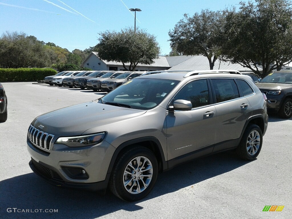 2019 Cherokee Latitude Plus - Light Brownstone Pearl / Black photo #1