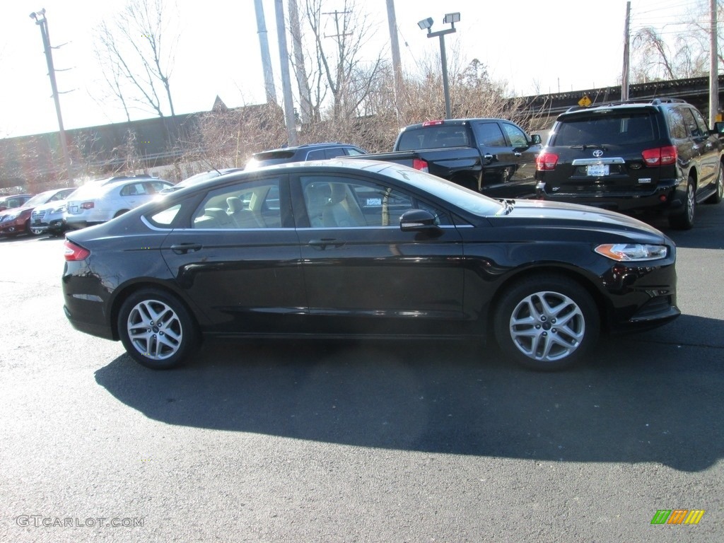 2014 Fusion SE - Tuxedo Black / Dune photo #5