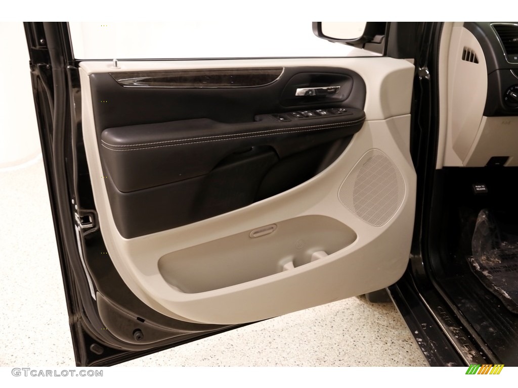 2016 Town & Country Touring - Brilliant Black Crystal Pearl / Black/Light Graystone photo #4