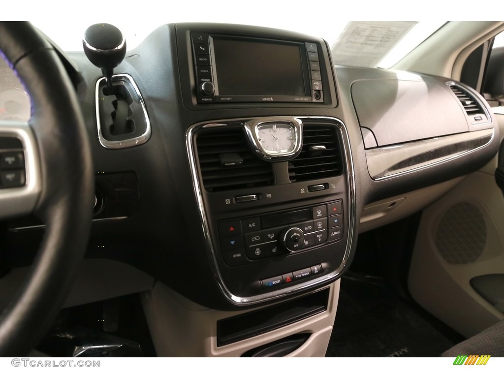 2016 Town & Country Touring - Brilliant Black Crystal Pearl / Black/Light Graystone photo #8