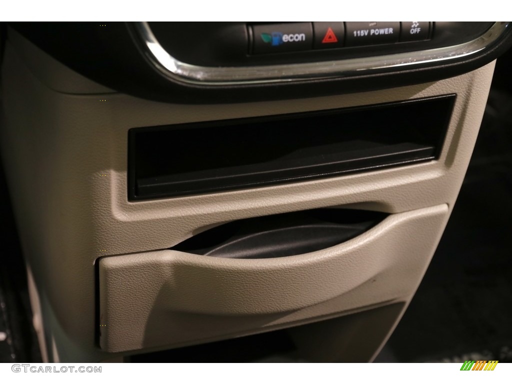 2016 Town & Country Touring - Brilliant Black Crystal Pearl / Black/Light Graystone photo #14