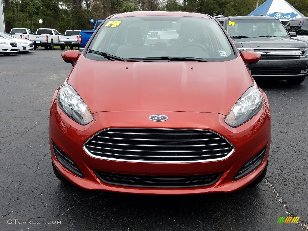 2019 Fiesta SE Sedan - Hot Pepper Red / Medium Light Stone photo #8