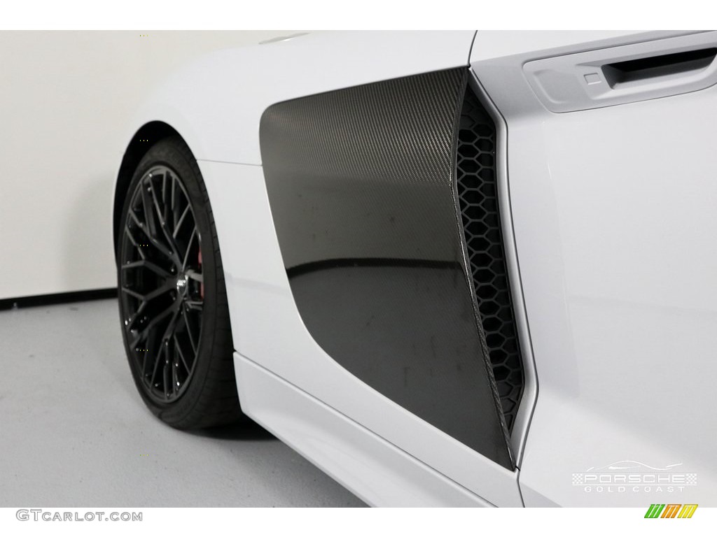 2017 R8 V10 - Ibis White / Black/Express Red Stitching photo #33