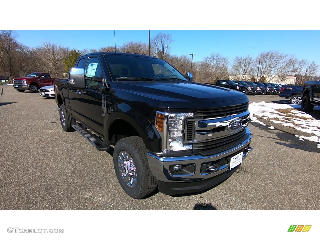 2019 F350 Super Duty XLT SuperCab 4x4 - Agate Black / Earth Gray photo #1