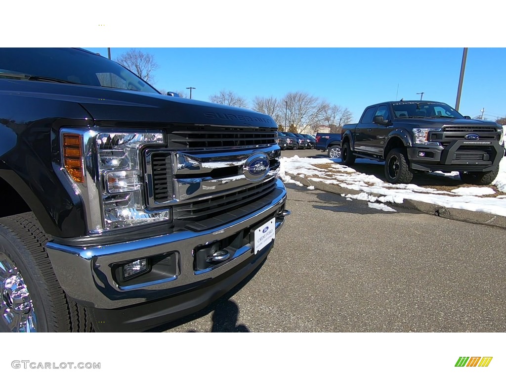 2019 F350 Super Duty XLT SuperCab 4x4 - Agate Black / Earth Gray photo #27