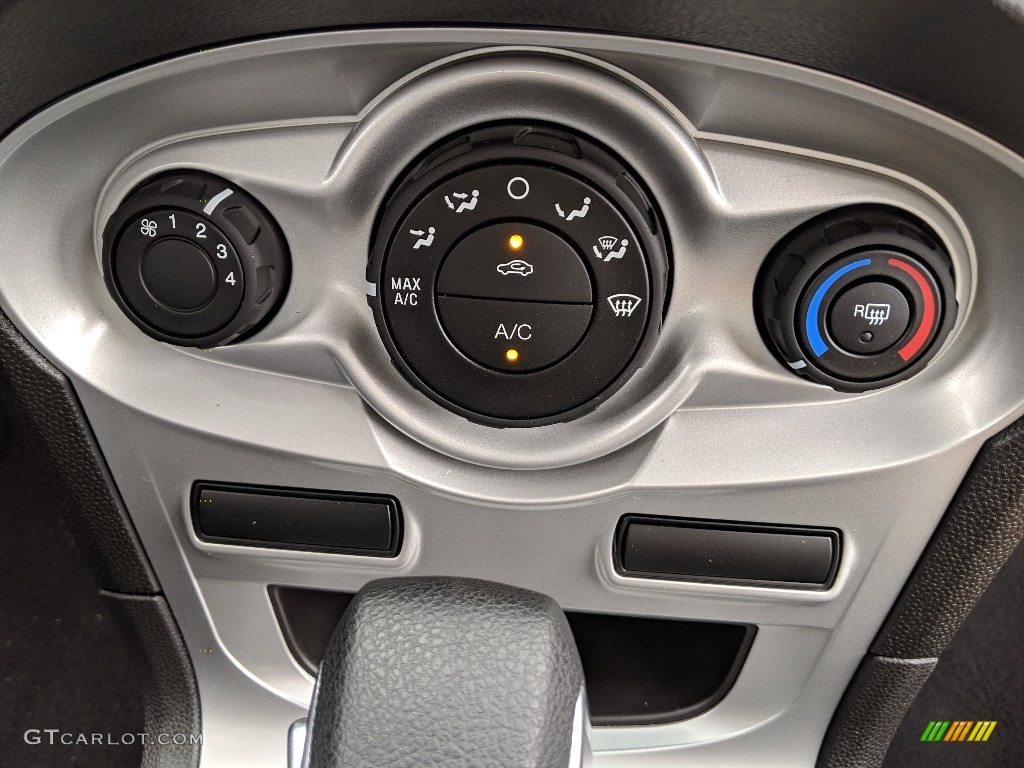 2019 Ford Fiesta SE Hatchback Controls Photo #132357044