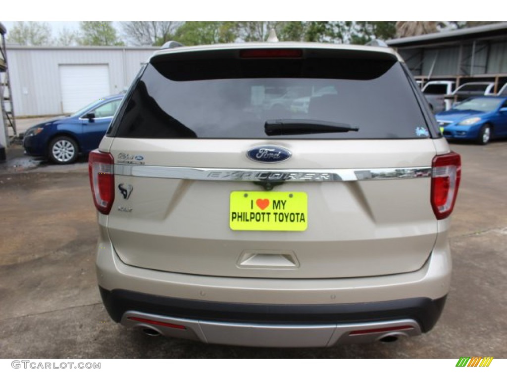 2017 Explorer XLT - White Gold / Ebony Black photo #8