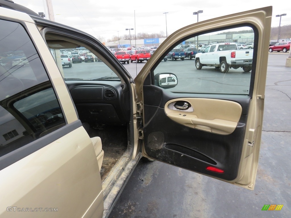 2006 TrailBlazer LS 4x4 - Sandstone Metallic / Light Cashmere/Ebony photo #18