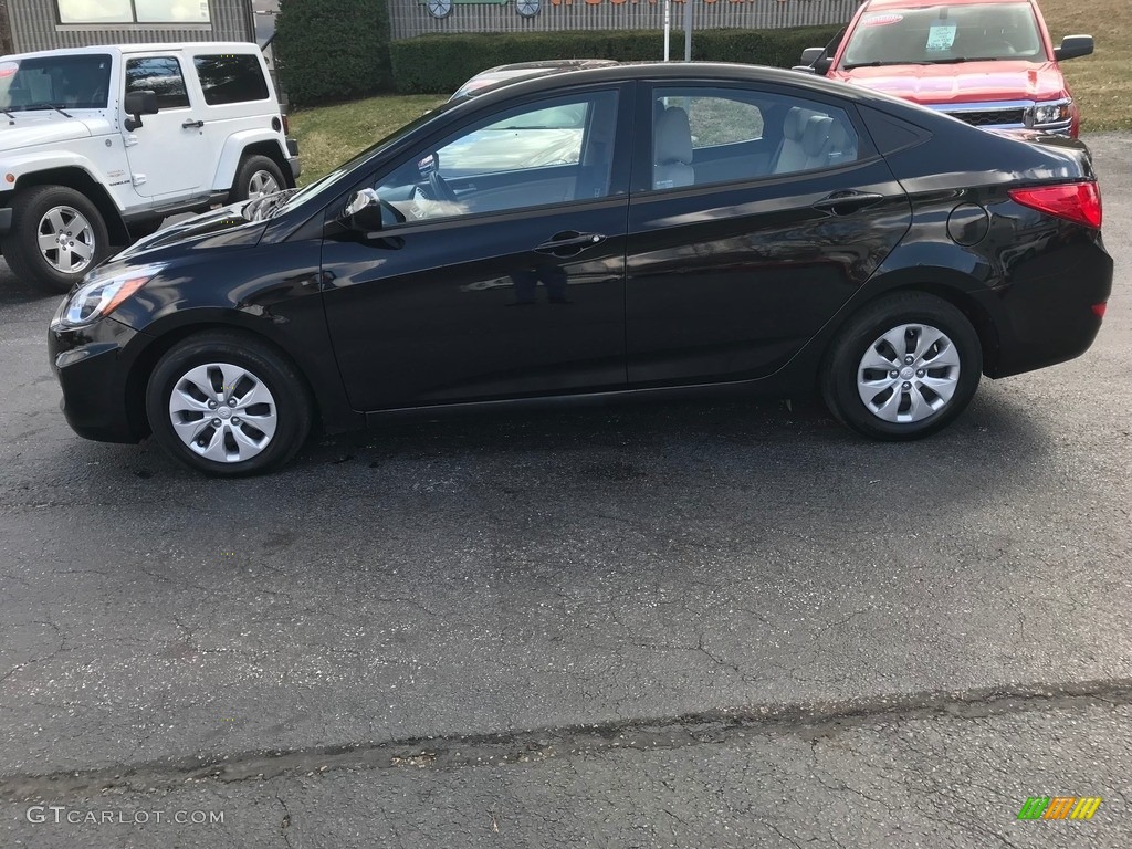 2016 Accent SE Sedan - Ultra Black / Gray photo #1