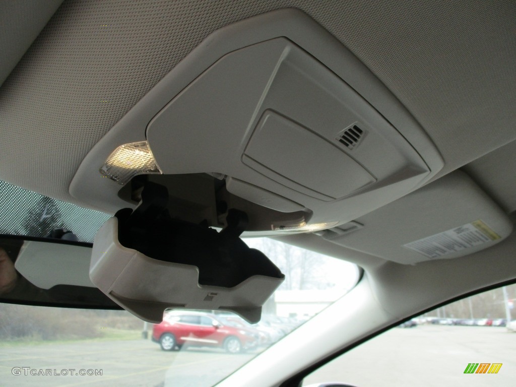 2017 Escape SE 4WD - Oxford White / Medium Light Stone photo #33