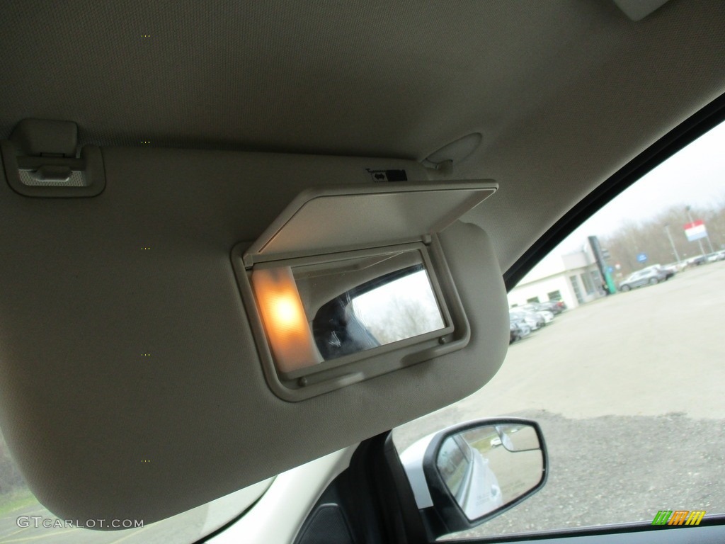 2017 Escape SE 4WD - Oxford White / Medium Light Stone photo #34