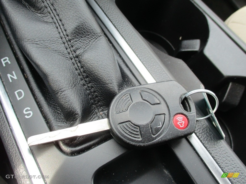 2017 Escape SE 4WD - Oxford White / Medium Light Stone photo #38