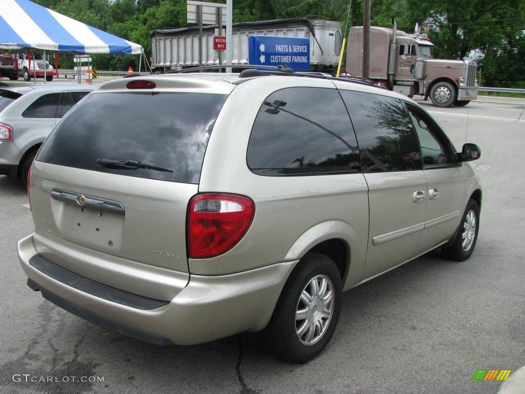 2005 Town & Country Touring - Linen Gold Metallic / Dark Khaki/Light Graystone photo #5