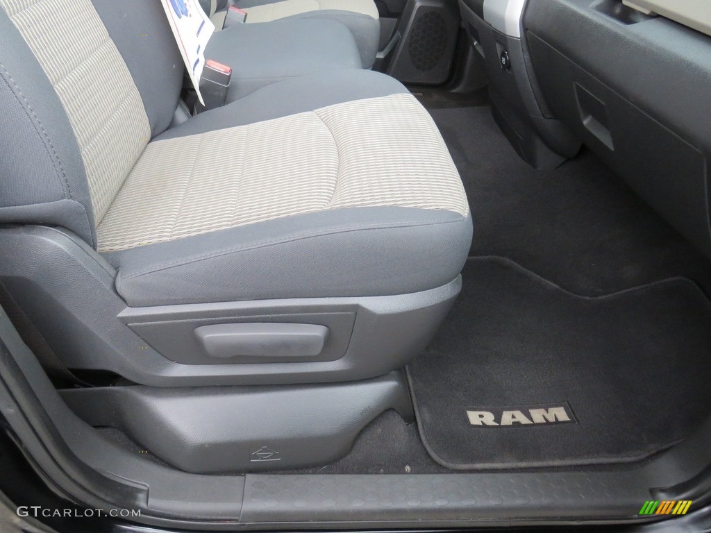 2012 Ram 1500 Big Horn Quad Cab 4x4 - Black / Dark Slate Gray/Medium Graystone photo #34