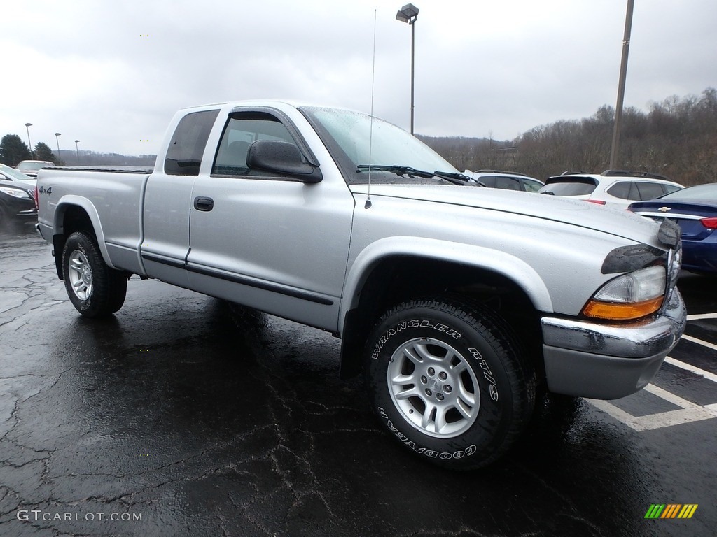 2004 Dakota SLT Club Cab 4x4 - Bright Silver Metallic / Dark Slate Gray photo #4