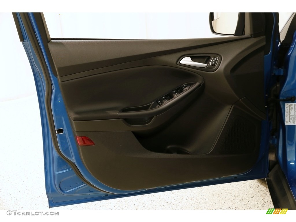2016 Focus SE Sedan - Blue Candy / Charcoal Black photo #4