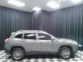 Sting-Gray - Cherokee Latitude Plus 4x4 Photo No. 5