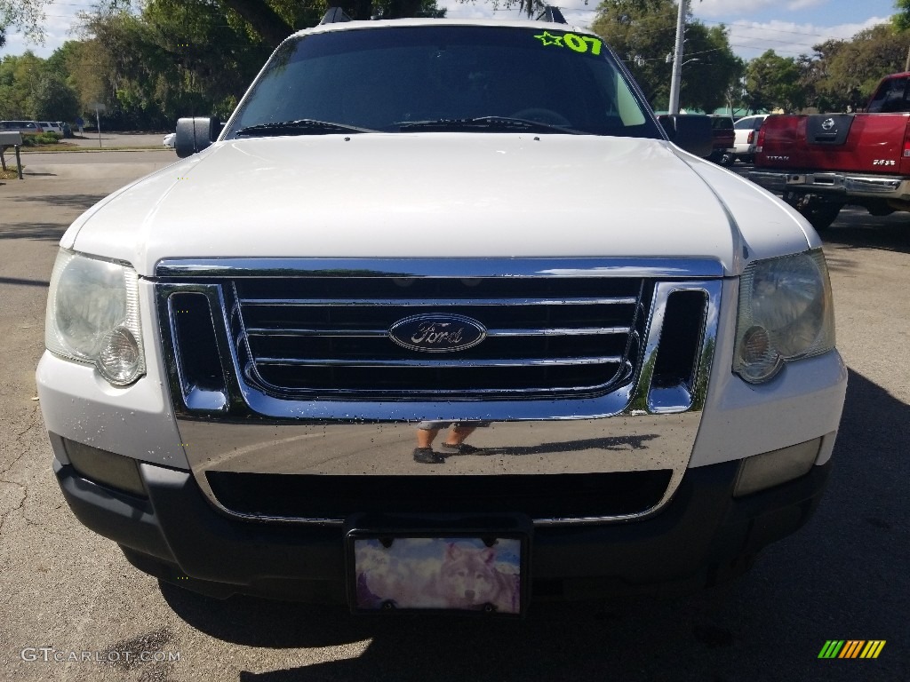 2007 Explorer Sport Trac XLT 4x4 - Oxford White / Light Stone photo #8