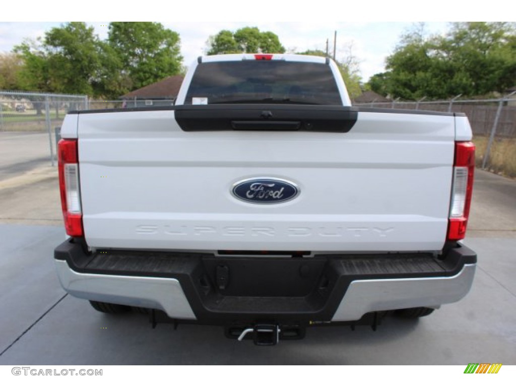 2019 F350 Super Duty XLT Crew Cab 4x4 - Oxford White / Earth Gray photo #8