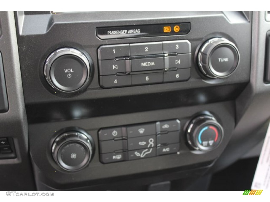 2019 F350 Super Duty XLT Crew Cab 4x4 - Oxford White / Earth Gray photo #16