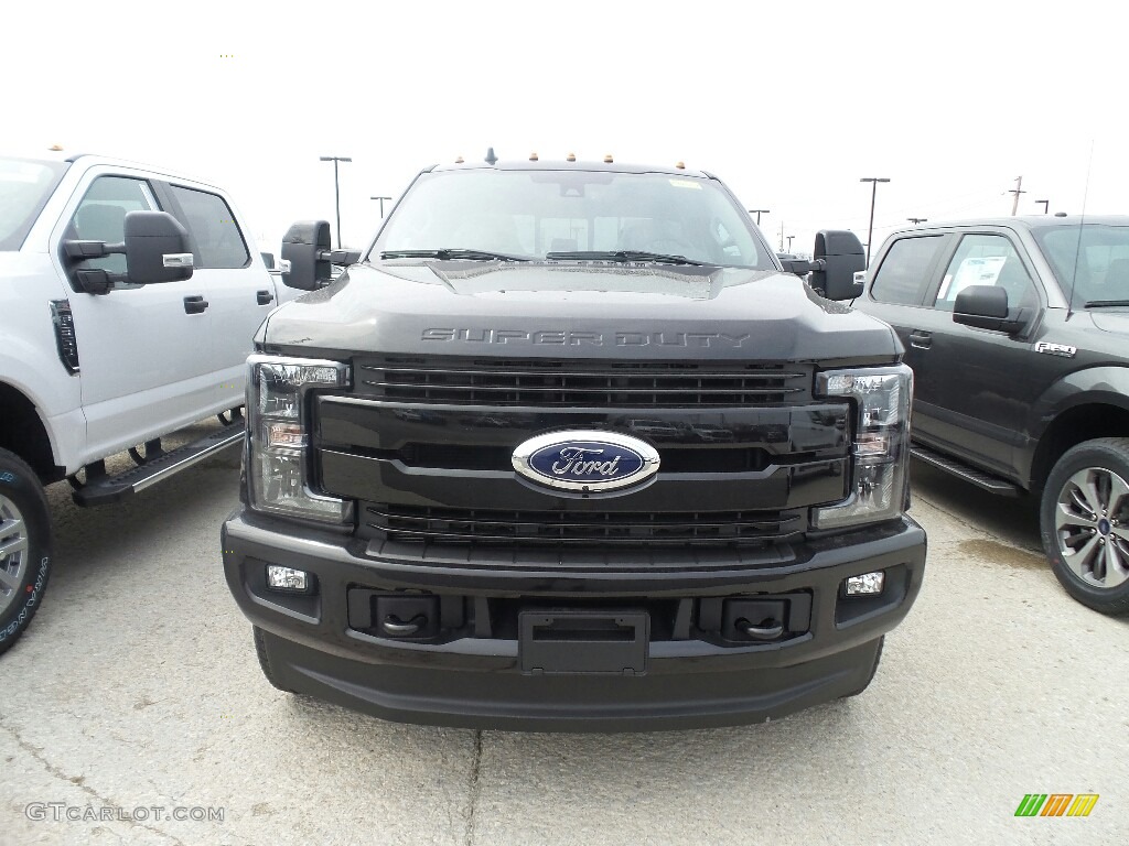 2019 F350 Super Duty Lariat Crew Cab 4x4 - Agate Black / Black photo #2