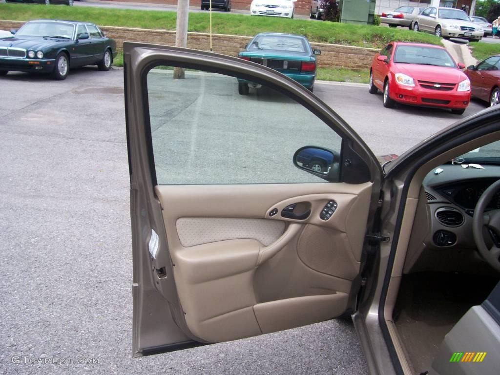 2003 Focus SE Sedan - Arizona Beige Metallic / Medium Parchment photo #15