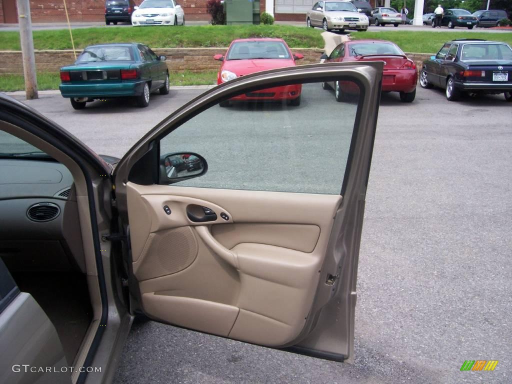 2003 Focus SE Sedan - Arizona Beige Metallic / Medium Parchment photo #19